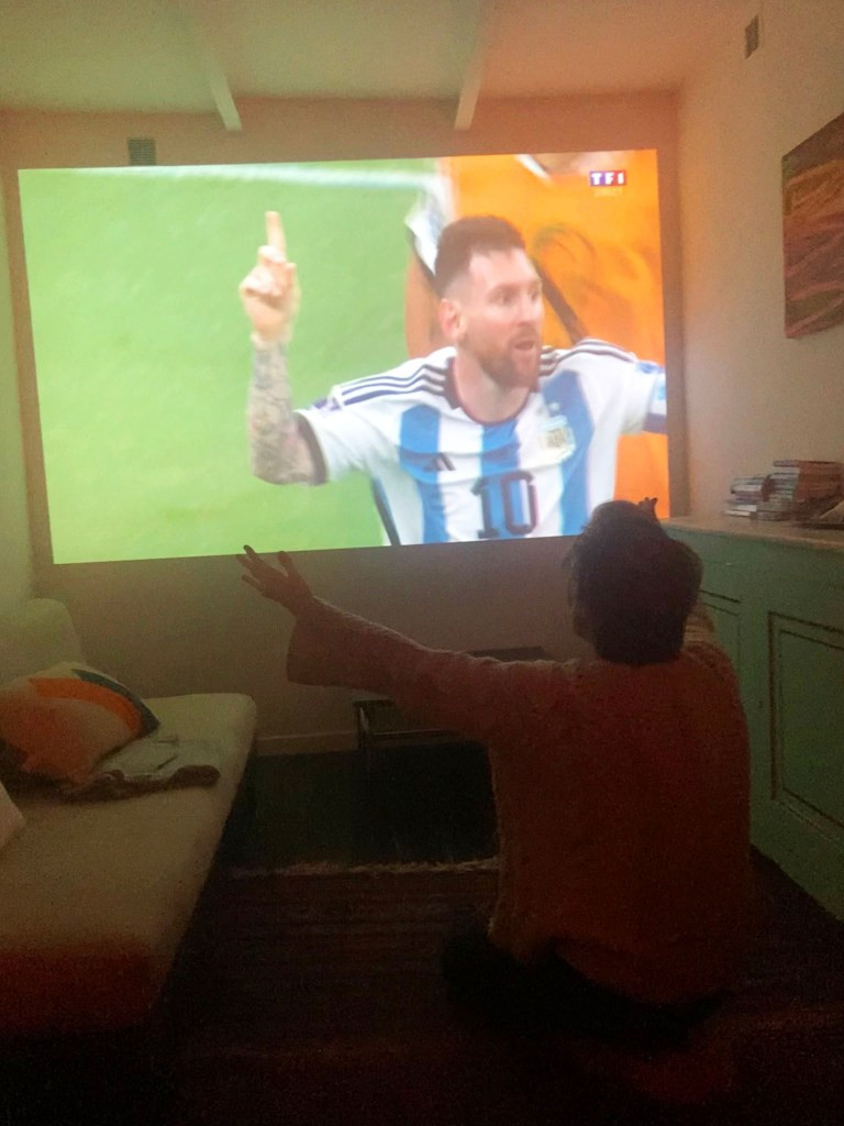 Astrid Dick watching Lionel Messi during the 2022 World Cup match