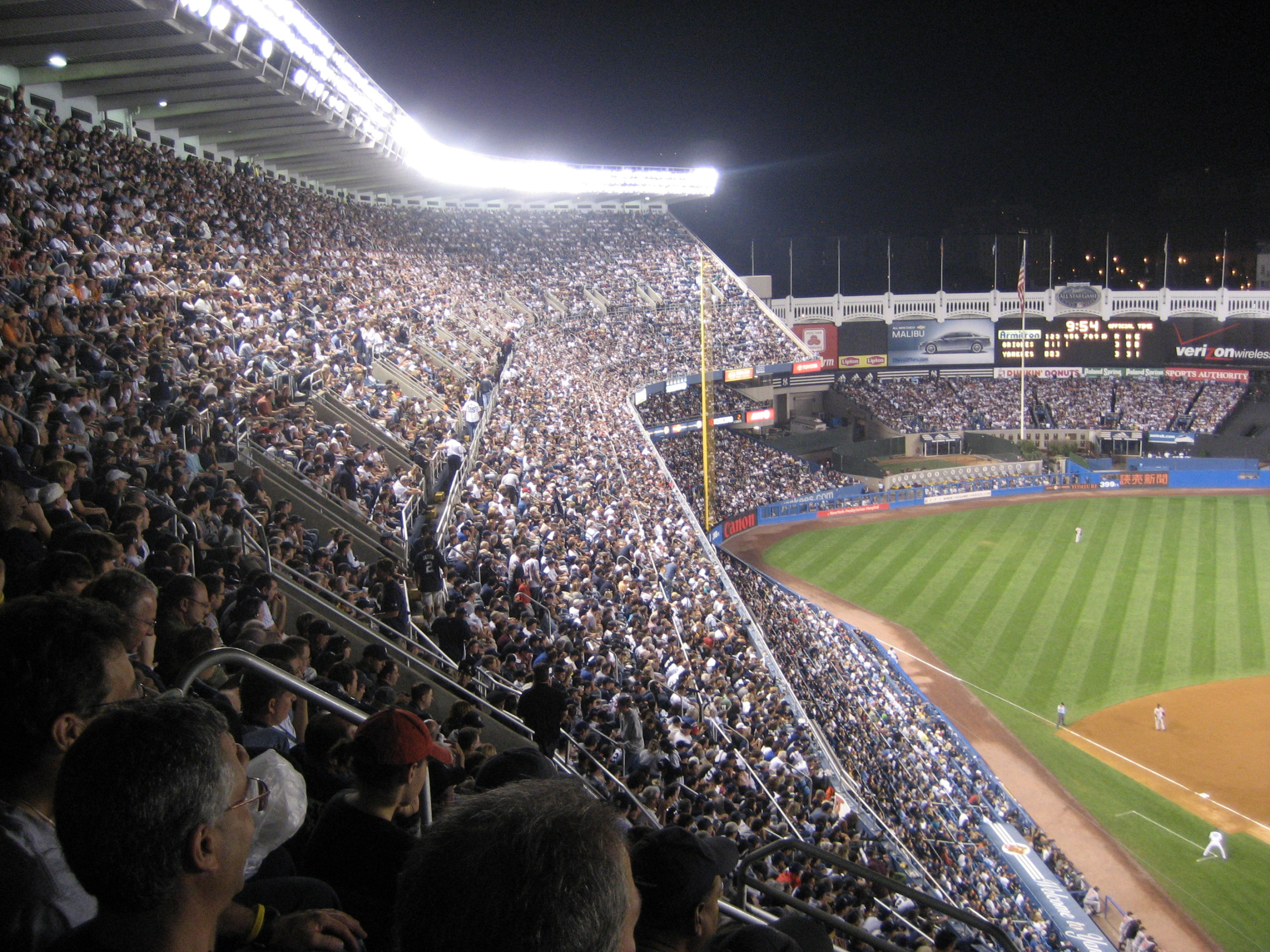 Derek Jeter waving to fans