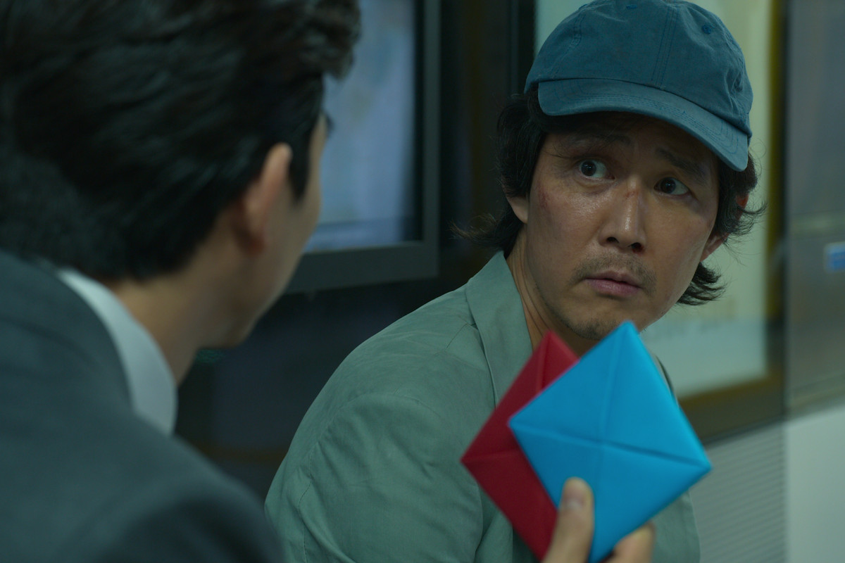 Gong Yoo as the Recruiter invites Seong Gi-hun to play Ddakji