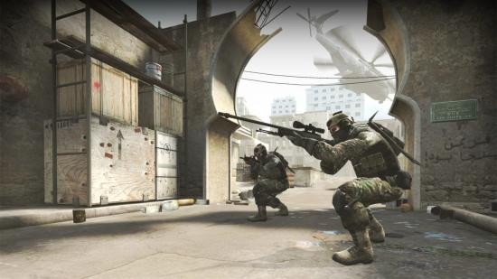 Counter-Strike 2: Two soldiers aiming their guns in a dusty street