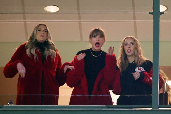 Taylor Swift's red coat at the Chiefs vs Packers game