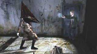 Silent Hill 2 gameplay featuring James Sunderland in a foggy street