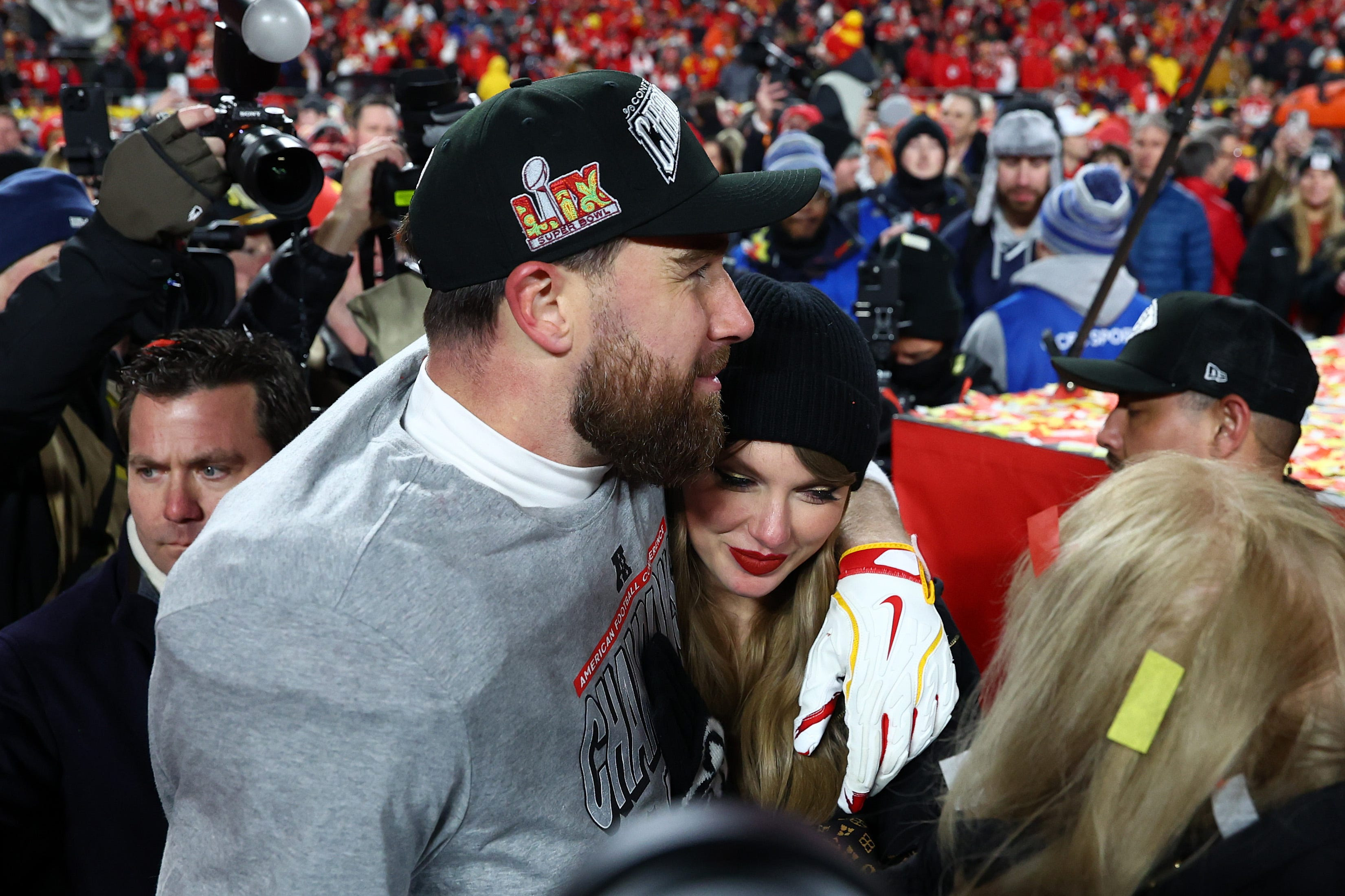Taylor Swift and Travis Kelce celebrating