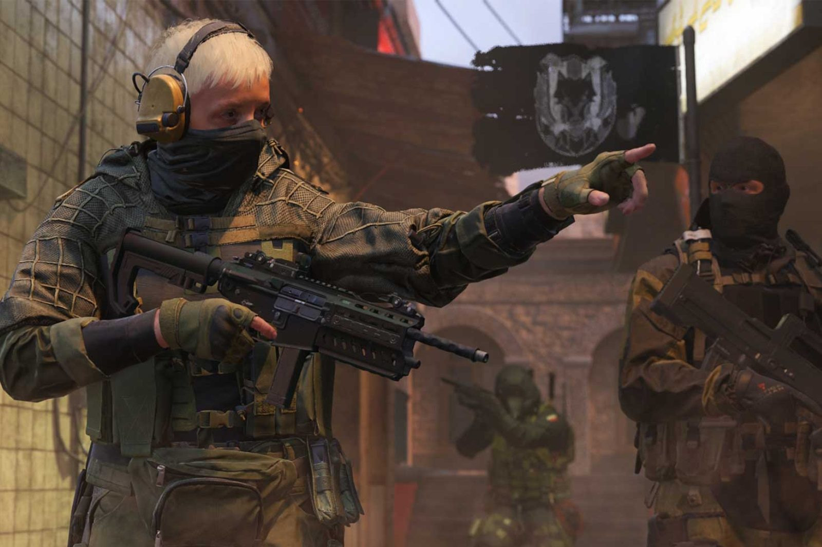 Soldiers in CoD walking together, holding assault rifles